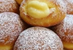 Bomboloni freschi e soffici, ricoperti di zucchero e ripieni di crema
