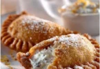 Cassatelle di Ricotta Siciliane, dolci ripieni di ricotta su un piatto.