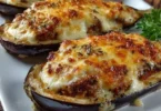 Melanzane ripiene cotte al forno con ripieno saporito di carne e formaggio