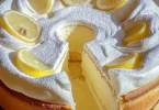 Torta di Crema al Limone con decorazioni fresche al limone