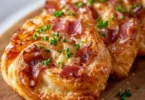 Antipasto con pasta sfoglia e prosciutto servito su un piatto elegante