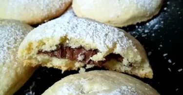 Biscotti al cocco con cuore di Nutella, dolce delizioso e morbido