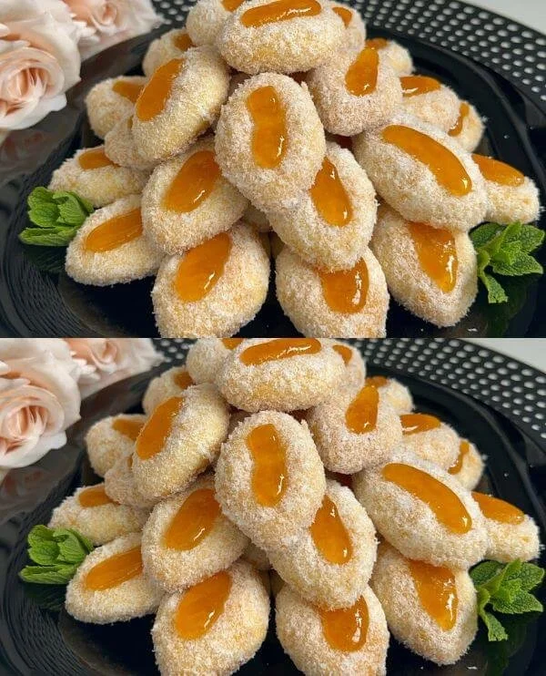 Biscotti alla Cola con Marmellata su un piatto decorativo