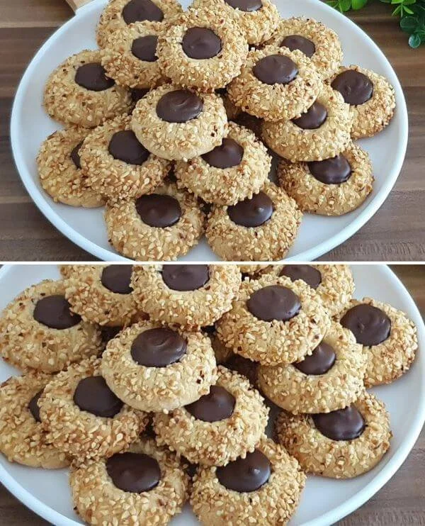 Biscotti alla nocciola freschi e croccanti su un piatto.
