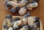Deliziosi biscotti di frolla montata su un piatto decorativo.