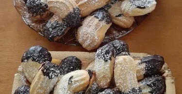 Deliziosi biscotti di frolla montata su un piatto decorativo.