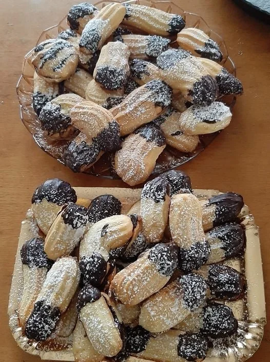 Deliziosi biscotti di frolla montata su un piatto decorativo.