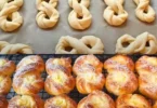 Brioches soffici con crema, dolce delizioso e invitante