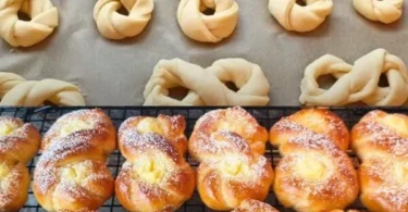 Brioches soffici con crema, dolce delizioso e invitante