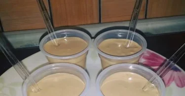 Caffè del nonno servito in un bicchiere con panna e cacao