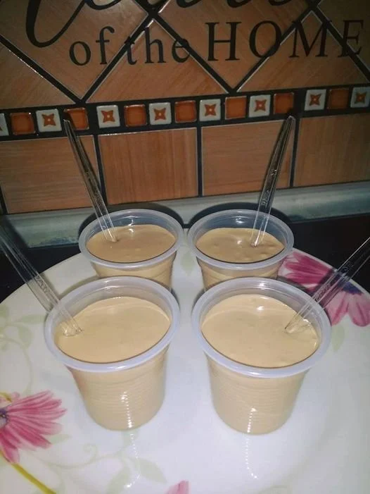 Caffè del nonno servito in un bicchiere con panna e cacao