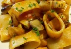 Calamarata con pesce spada e melanzane, piatto tipico della cucina mediterranea.