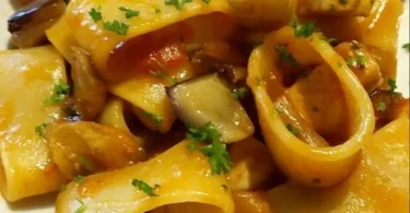 Calamarata con pesce spada e melanzane, piatto tipico della cucina mediterranea.