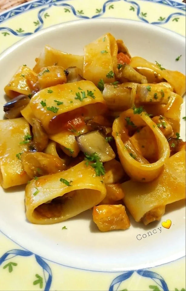 Calamarata con pesce spada e melanzane, piatto tipico della cucina mediterranea.