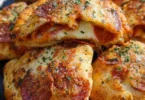 Calzoni fatti in friggitrice ad aria su un piatto