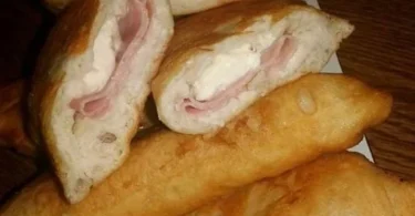 Calzoni fritti ripieni di formaggio e carne sul piatto