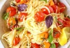 Piatto di Capellini al Pomodoro servito con basilico fresco.