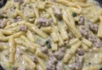Caserecce con salsiccia, zucchine e Philadelphia in un piatto colorato.