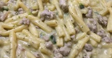 Caserecce con salsiccia, zucchine e Philadelphia in un piatto colorato.