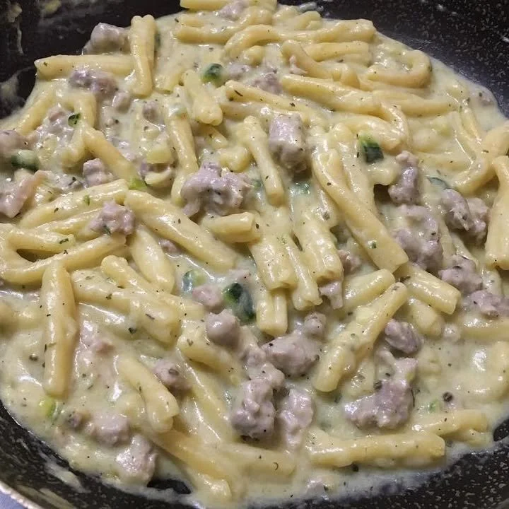 Caserecce con salsiccia, zucchine e Philadelphia in un piatto colorato.