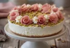 Cheesecake salata senza cottura con ingredienti freschi e cremosi
