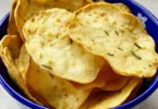 Chips di Ceci Croccanti in una ciotola, uno snack sano e gustoso