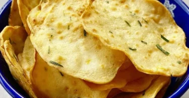 Chips di Ceci Croccanti in una ciotola, uno snack sano e gustoso