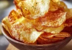 Chips di patate croccanti fatte nella friggitrice ad aria