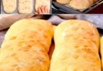Ciabatta fresca e croccante, tipico pane italiano, ideale per panini e bruschette.