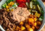 Ciotola di Burger Sano con ingredienti freschi e salutari