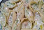Conchiglioni con zucchine e salmone, un piatto delizioso e invitante.