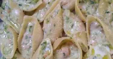 Conchiglioni con zucchine e salmone, un piatto delizioso e invitante.