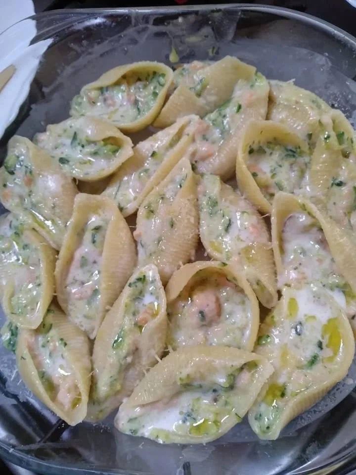 Conchiglioni con zucchine e salmone, un piatto delizioso e invitante.
