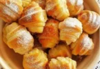 Cornetti soffici appena sfornati con ripieno dolce