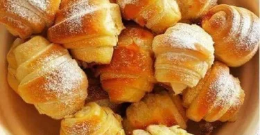 Cornetti soffici appena sfornati con ripieno dolce