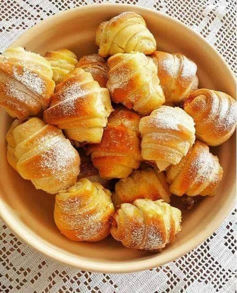 Cornetti soffici appena sfornati con ripieno dolce