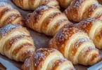 Cornetti super gustosi pronti per essere serviti a colazione