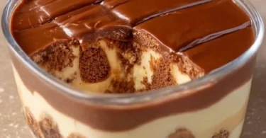 Crema calda alla vaniglia servita in una ciotola con decorazioni dolci.
