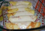 Crepes prosciutto e mozzarella servite con contorni freschi