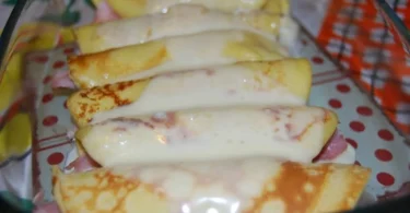 Crepes prosciutto e mozzarella servite con contorni freschi