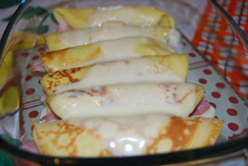 Crepes prosciutto e mozzarella servite con contorni freschi