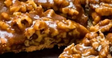 Crostata di Noci dorata con un ripieno cremoso di noci