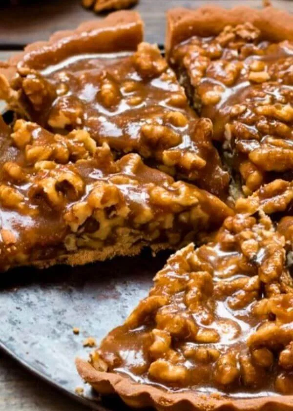 Crostata di Noci dorata con un ripieno cremoso di noci
