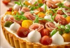 Crostata Salata con verdure e formaggio, piatto italiano gustoso.