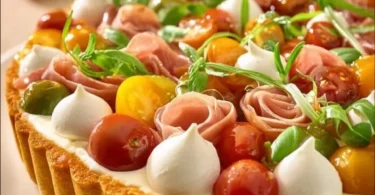 Crostata Salata con verdure e formaggio, piatto italiano gustoso.