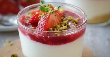 Dessert di fragole nel bicchiere con crema e frutta fresca