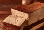 Dolce al cucchiaio al caffè servito in una ciotola elegante.