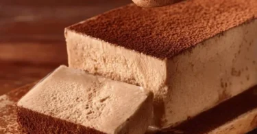 Dolce al cucchiaio al caffè servito in una ciotola elegante.