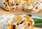 Dolce di ricotta e frutta secca servito su un piatto decorato.
