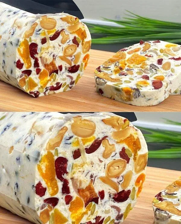 Dolce di ricotta e frutta secca servito su un piatto decorato.